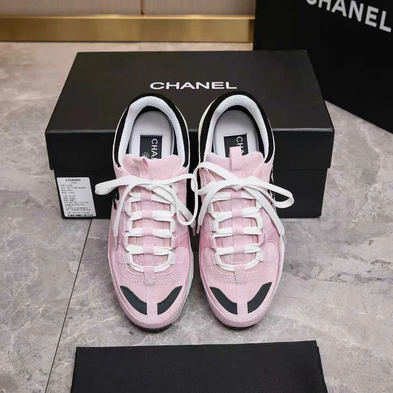 p560 Chanel Chanel - 2025 counter top casual sports shoes This classic design; the upper is embroidered with various techniques; the outsole is fashionable and sporty; the extraordinary inclusion of a variety of color matching elements... The diversified mix and match is very beautiful and versatile, casual, fashionable, sports and outdoor can be taken into account... ꫛꫀꪝ Go➫ Materials: ❶Upper made of: original imported high mercerized cow suede + imported mixed sheepskin ❷The inner lining is made of: original imported breathable mesh ❸Outsole is based on: original TPU combination outsole. Full set of boutique packaging for women 35-41 and men 38-46